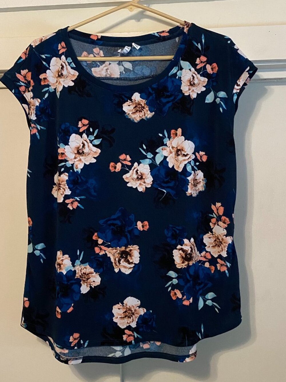 Elle, deep navy blouse w/pink & beige flowers, size L